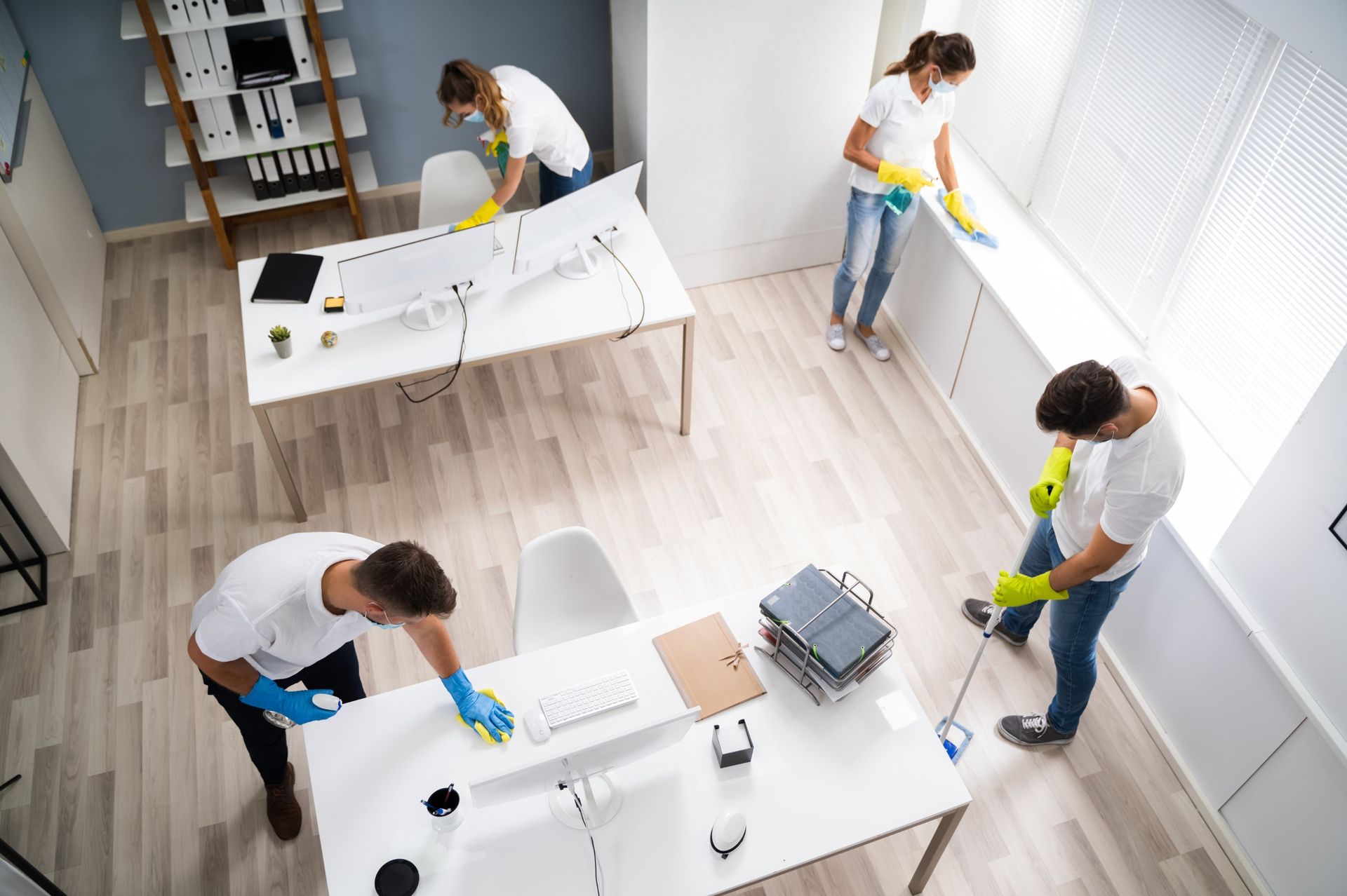Limpieza de oficinas, locales y comercios Equipo limpiando una oficina